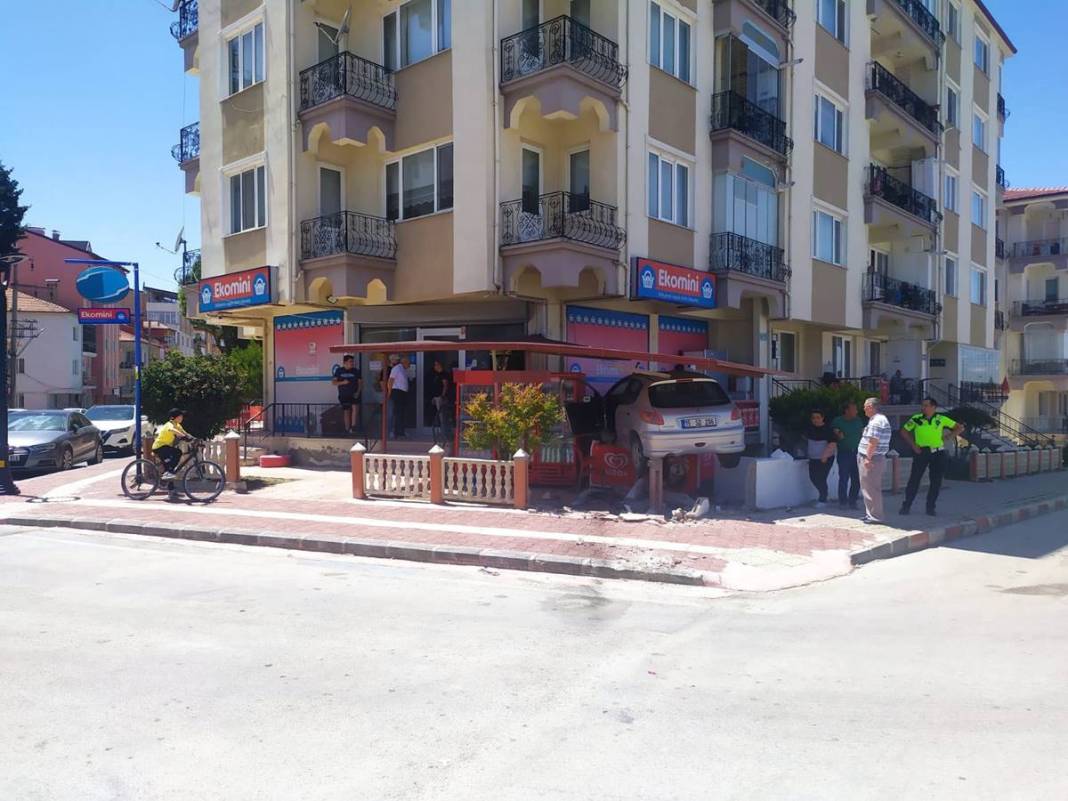 Markete dondurma almaya gidenler şaşkına döndü! Kaza yapan araç, buzdolabının üstüne kondu 5